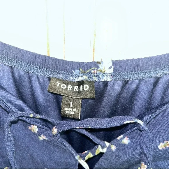 Torrid Floral Babydoll Blouse 1X Navy Blue Lace Up High Low Tunic Flowy Plus - Picture 6 of 8